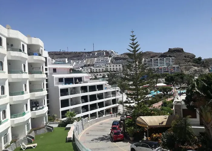 Two Bedroom Apartment 2 Min From Beach