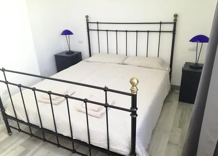Two Bedroom Apartment 2 Min From Beach